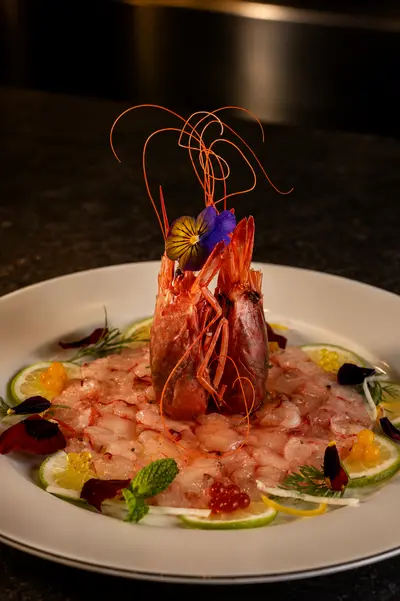Carpaccio de gambas rojas con cítricos y flores comestibles