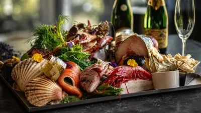 Plateau de marisco crudo servido con champán